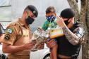 Polícia Militar faz surpresa e entrega fardinha para menino fã da Corporação em Pinhais, na RMC