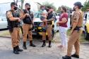 Polícia Militar faz surpresa e entrega fardinha para menino fã da Corporação em Pinhais, na RMC