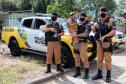 Polícia Militar faz surpresa e entrega fardinha para menino fã da Corporação em Pinhais, na RMC