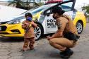 Polícia Militar faz surpresa e entrega fardinha para menino fã da Corporação em Pinhais, na RMC