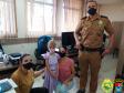 Pequena fã da PM comemora seu aniversário de 5 anos na sede do batalhão de Pato Branco, no interior do estado