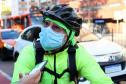 Ciclistas de Curitiba são abordados em blitz educativa da campanha Maio Amarelo