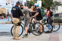Ciclistas de Curitiba são abordados em blitz educativa da campanha Maio Amarelo