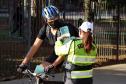 Ciclistas de Curitiba são abordados em blitz educativa da campanha Maio Amarelo