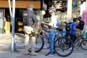 Ciclistas de Curitiba são abordados em blitz educativa da campanha Maio Amarelo
