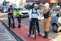 Ciclistas de Curitiba são abordados em blitz educativa da campanha Maio Amarelo