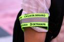 Ciclistas de Curitiba são abordados em blitz educativa da campanha Maio Amarelo