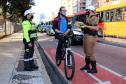 Ciclistas de Curitiba são abordados em blitz educativa da campanha Maio Amarelo