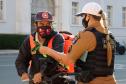Ciclistas de Curitiba são abordados em blitz educativa da campanha Maio Amarelo
