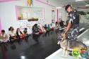 Equipe do Canil do 4º Batalhão visita alunos de escola em Maringá e apresenta o Cão de faro Arya