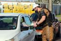 Durante blitz educativa, BPTran distribui panfletos e bafômetros descartáveis para motoristas em Curitiba