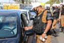 Durante blitz educativa, BPTran distribui panfletos e bafômetros descartáveis para motoristas em Curitiba