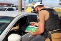 Durante blitz educativa, BPTran distribui panfletos e bafômetros descartáveis para motoristas em Curitiba