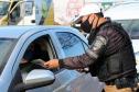 Durante blitz educativa, BPTran distribui panfletos e bafômetros descartáveis para motoristas em Curitiba