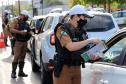 Durante blitz educativa, BPTran distribui panfletos e bafômetros descartáveis para motoristas em Curitiba