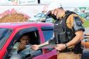 Durante blitz educativa, BPTran distribui panfletos e bafômetros descartáveis para motoristas em Curitiba