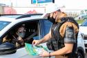 Durante blitz educativa, BPTran distribui panfletos e bafômetros descartáveis para motoristas em Curitiba