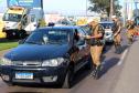 Durante blitz educativa, BPTran distribui panfletos e bafômetros descartáveis para motoristas em Curitiba