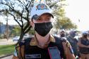 Durante blitz educativa, BPTran distribui panfletos e bafômetros descartáveis para motoristas em Curitiba