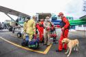 Governo do Paraná envia 10 bombeiros e cães para buscas a desaparecidos em Petrópolis