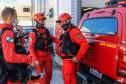 Primeiro grupo de bombeiros paranaenses e cães de faro viaja para Petrópolis