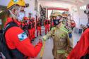 Primeiro grupo de bombeiros paranaenses e cães de faro viaja para Petrópolis