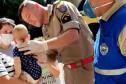 Policiais salvam vida de bebê e PM orienta sobre como agir em caso de engasgamento