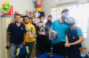 Polícia Militar doa chocolates para 107 crianças autistas na Páscoa, em Maringá