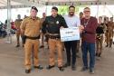 Polícia Militar do Paraná arrecada e entrega R$ 10 mil ao Pequeno Cotolengo.