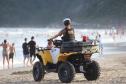 Quadriciculo pilotado por policial feminina na areia da praia de caiobá