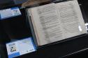Os visitantes têm a chance de ver de perto documentos históricos 