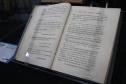 Os visitantes têm a chance de ver de perto documentos históricos 