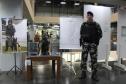 Os visitantes têm a chance de ver de perto documentos históricos 