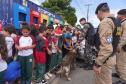 Durante a atividade, os policiais interagiram diretamente com os alunos, conversaram, posaram para fotos e participaram de momentos lúdicos dentro da escola