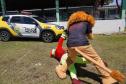 Durante a atividade, os policiais interagiram diretamente com os alunos, conversaram, posaram para fotos e participaram de momentos lúdicos dentro da escola