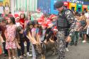 Durante a atividade, os policiais interagiram diretamente com os alunos, conversaram, posaram para fotos e participaram de momentos lúdicos dentro da escola