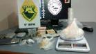 Mais de R$ 2.200,00 e quase 250 gramas de cocaína são apreendidos pela PM em Guaratuba