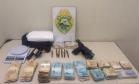 PM prende casal com quase cinco quilos de drogas, armas e mais de R$ 100 mil reais nos Campos Gerais

