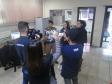 Três dias após salvar bebê, policial recebe visita dos pais do recém-nascido no 6º Batalhão