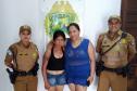 Policiais militares localizam mulher que se perdeu da família e pediu ajuda no litoral 