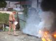 Dupla de policiais militares contém incêndio com baldinho e salva idosa de 74 anos com dificuldades de locomoção