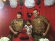 Policiais militares fazem surpresa na festa de aniversário de menina em Cianorte, no Noroeste do estado