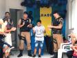 Admirador da PM recebe visita de policiais no dia do aniversário em Pato Branco (PR)