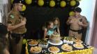 Policiais militares participam de festa de aniversário de uma pequena fã na Lapa
