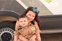 Mais de 100 crianças tiram fotos com as fardas da PM no evento Justiça no Bairro em Cornélio Procópio (PR)