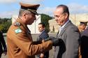 São Jose dos Pinhais, 20 de Maio de 2019. Solenidade alusiva ao Patrono da PMPR. Cel Pericles, Comandante-Geral da PMPR, faz a entrega da medalha Cel Sarmento a um dos agraciados.