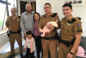Reencontro de policiais com recém-nascida gera comoção durante solenidade militar do coronel Sarmento