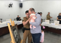 Reencontro de policiais com recém-nascida gera comoção durante solenidade militar do coronel Sarmento