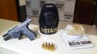 Em Colombo (RMC), PM prende dupla com quase quatro quilos de maconha e denúncia leva a equipe a abordar residência e apreender mais drogas e arma 