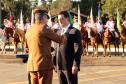 Curitiba, 28 de junho de 2019. Regimento de Polícia Montada comemora 140 anos com solenidade e a participação do presidente em exercício, Hamilton Mourão. Foto: Comandante da PMPR, Cel. Pericles de Mattos faz a entrega da medalha Herois da Cavalaria ao Governador Ratinho Junior.